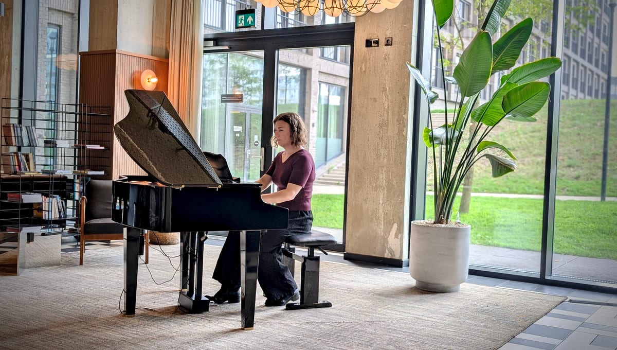 Erinala speelt piano in een zonnige kamer